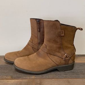 Teva De La Vina brown boots